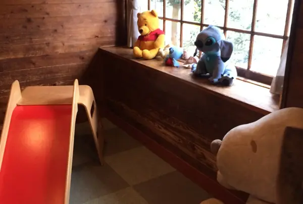 お店には遊具などのあるキッズスペースも！