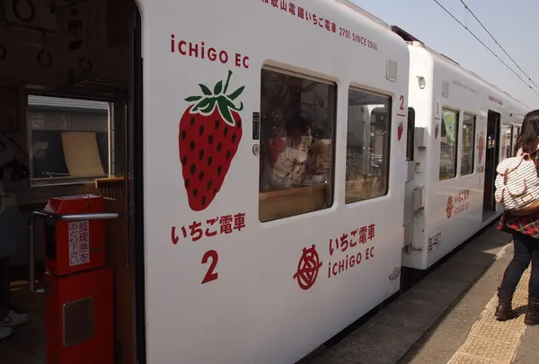 いちご電車　側面