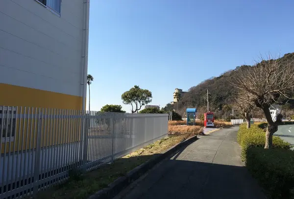 ヨットハーバーからの入り口。自販機の所です。