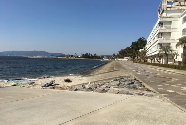 カーブをまわると若宮公園が見えて来ます。