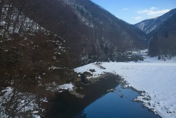 水面が凍っています！