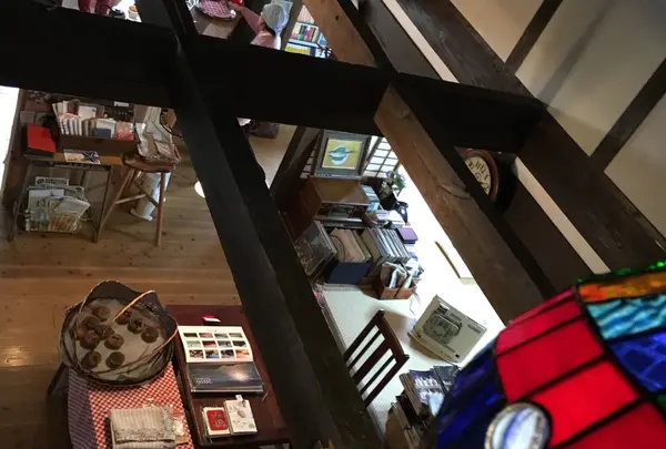 屋根裏から下を、、