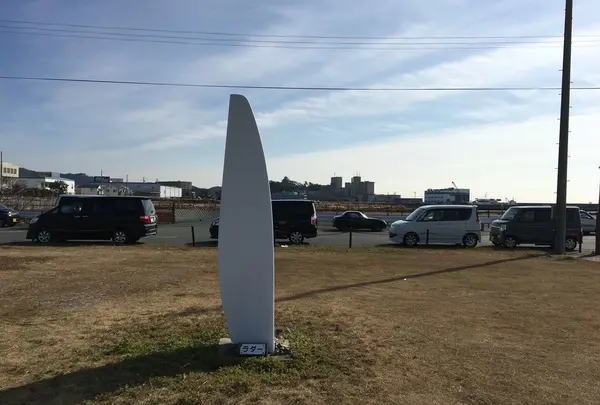 地面からラダー(舵)が生えてます。
