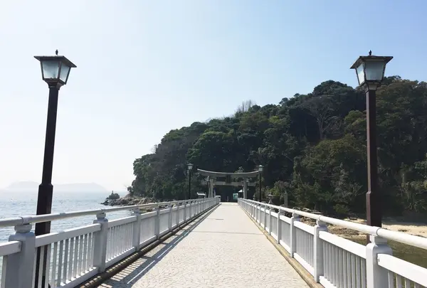 鳥居につながる橋