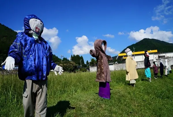 かかしが並んでます