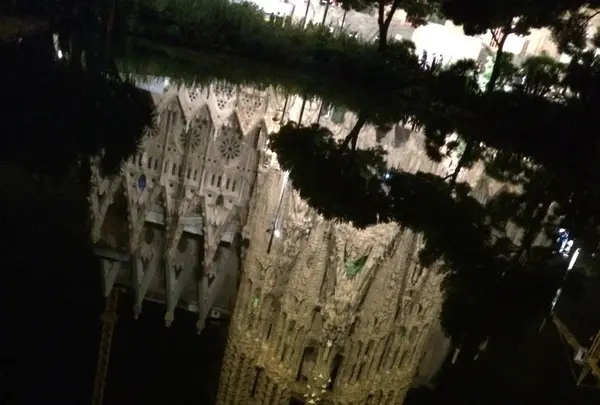 夜のサグラダ・ファミリア