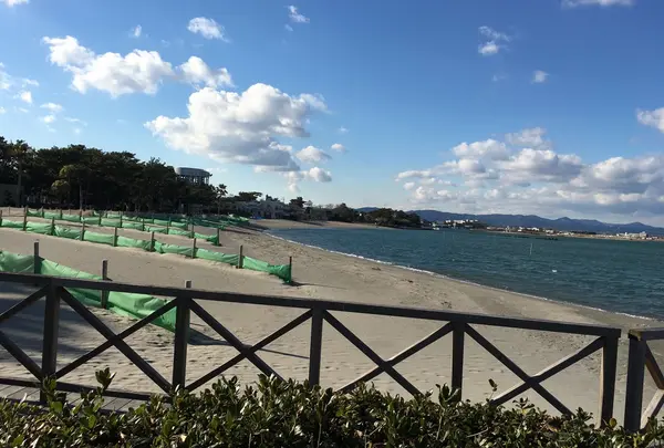 新居の浜名湖川の海水浴場