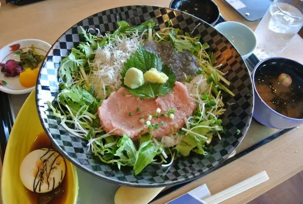 ネギトロと生しらすと釜揚げしらすの三色丼