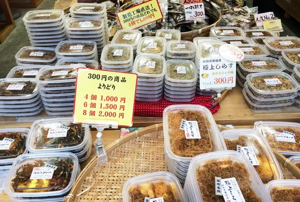 店内にはずら～りと豊富な種類の佃煮や煮豆が並んでいます