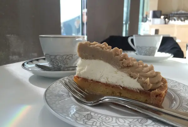 併設のカフェでくつろぐ