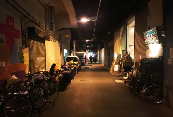 場所はかなりディープな高架下
