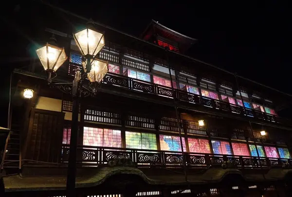 横から