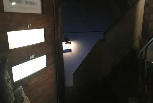 地下に降りていく入口