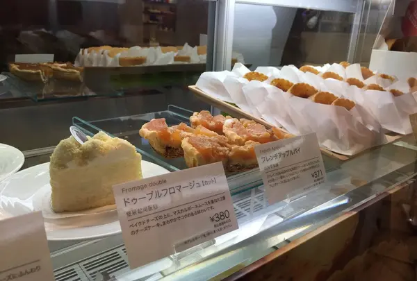 ケーキやクレームブリュレのタルトも