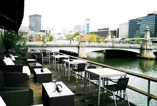 天気の良い日はテラス席で