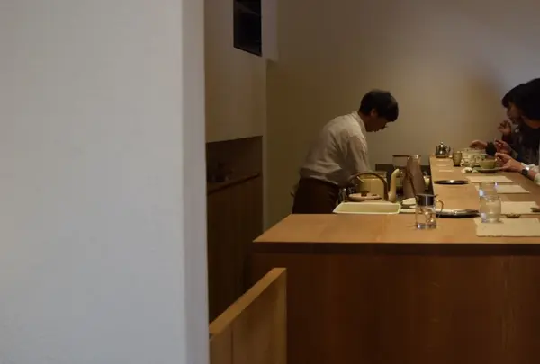 店内はすべてカウンター席