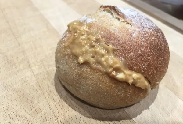 ピーナッツクリームのパン。