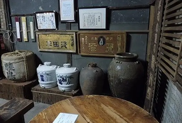 店内は、酒造りのミニ資料館