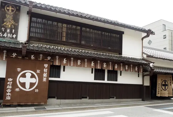 お店は立派な建物です