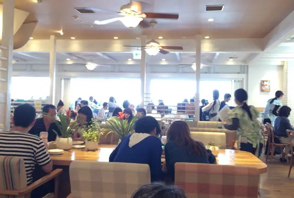 海の眺めと風が気持ちいい店内♡