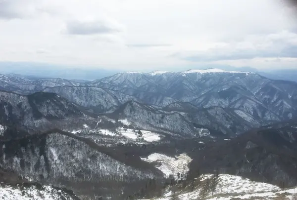 雪化粧の山々