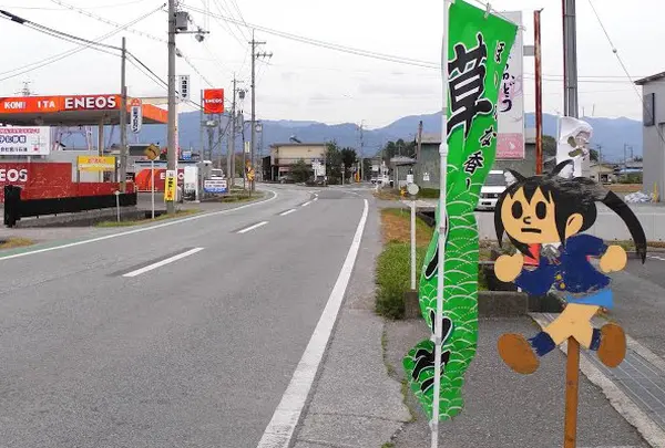 菓子屋の前