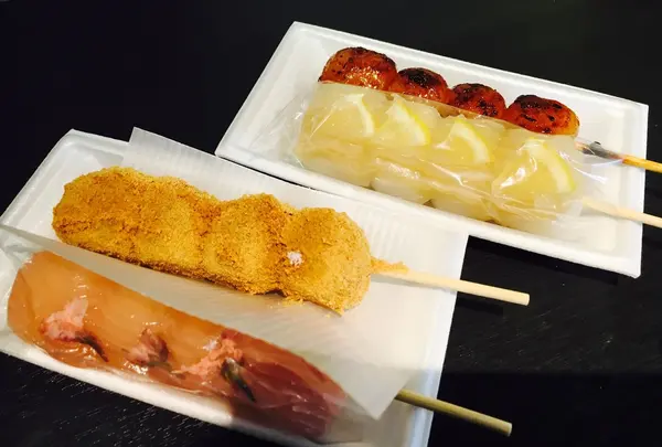 ならんでかいました。見ての通り団子です。