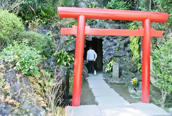 弁天窟