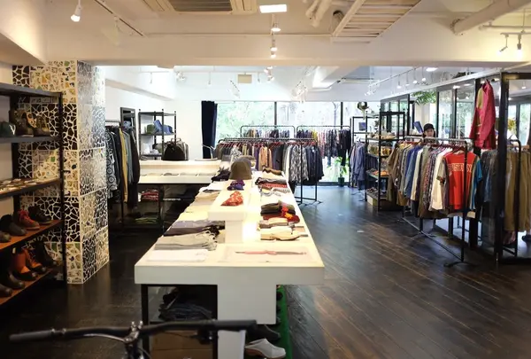 広く落ち着いた雰囲気の店内