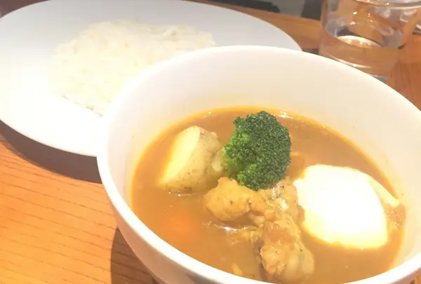 囲炉裏のあるテーブルでスープカレー