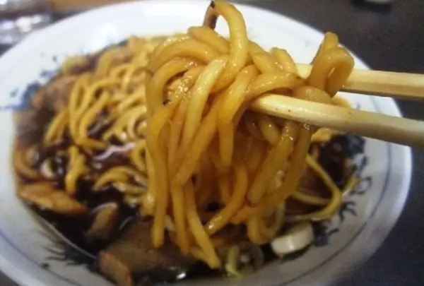 ワシワシ食べる太麺が美味いっ！