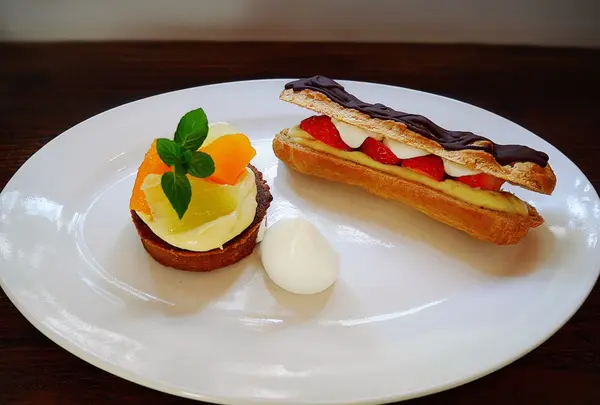 柑橘のタルトといちごのエクレール