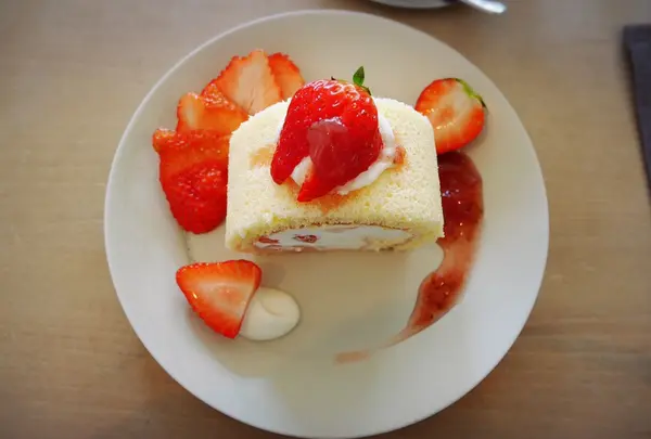 いちごのロールケーキパート3 真上からver