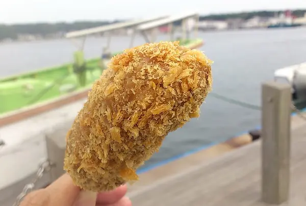 食べ歩きはベンチで。