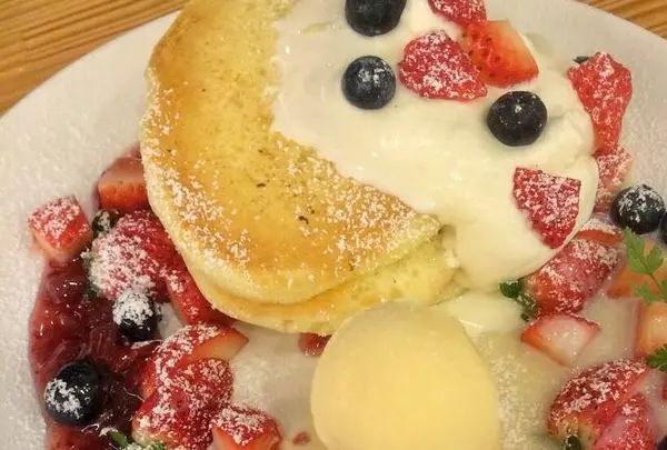 フルーツ盛りだくさんなパンケーキ