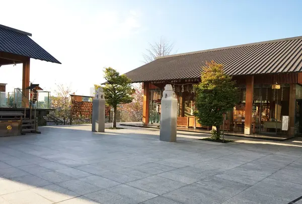 広々とした社殿前の空間