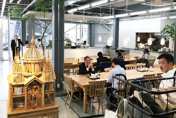店内にはカフェも