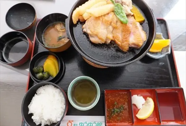 レストランで阿波尾鶏の鉄板焼き