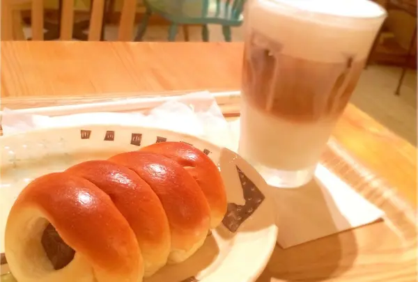 大人のチョココロネとアイスカプチーノ