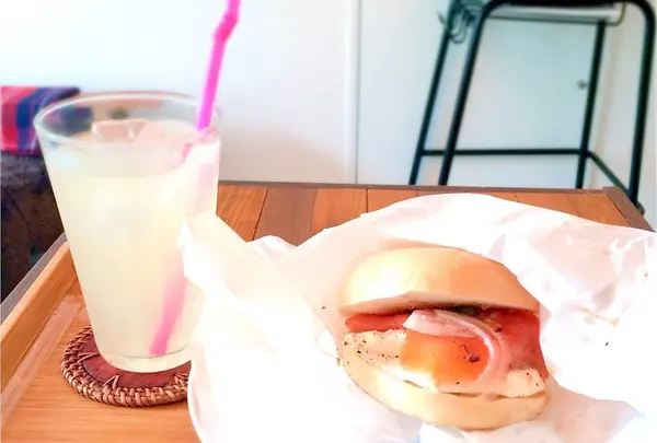 焼きたてのベーグルサンド！