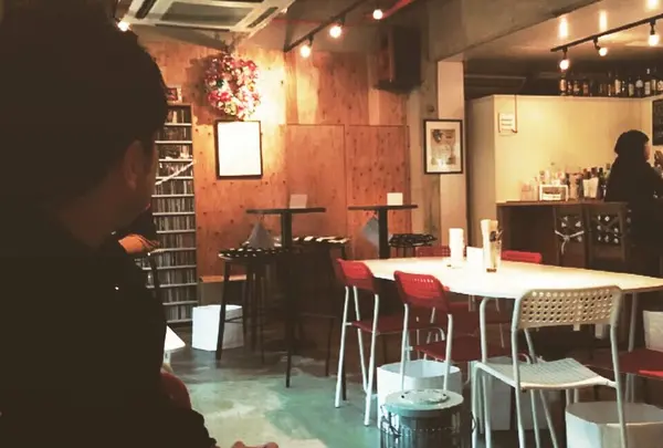 店内はカウンターとテーブルが!