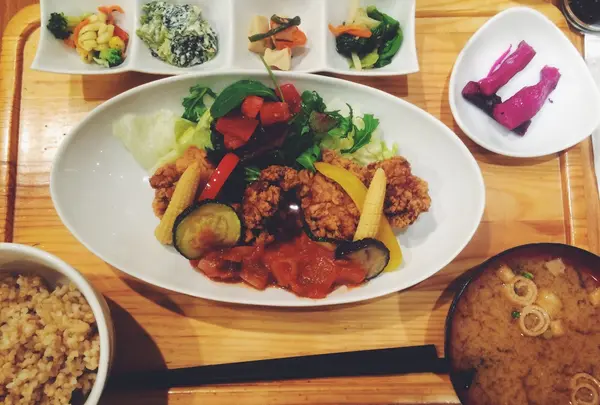 しっかりしたお惣菜、汁物、ごはん