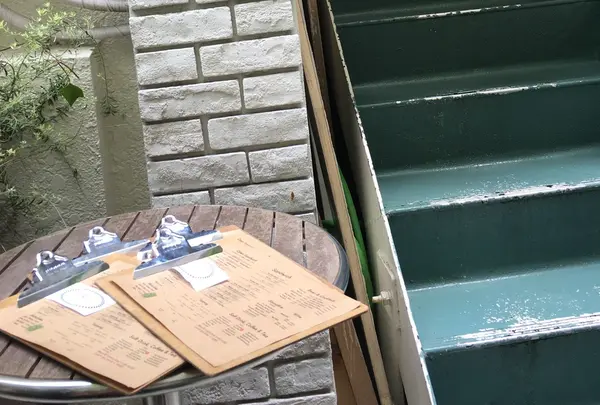屋外にて順番待ち