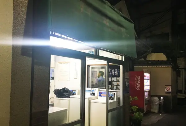 隣には