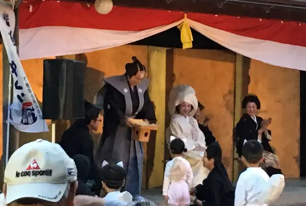 別の子ぎつねが仲人さんに油揚げを贈呈しているところです