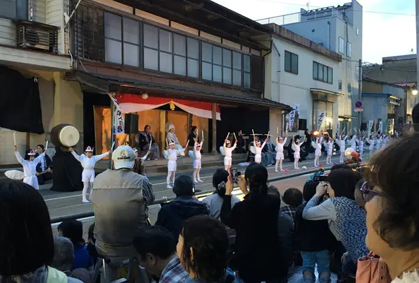 18時20分頃、子ぎつねたちが踊りを披露します。