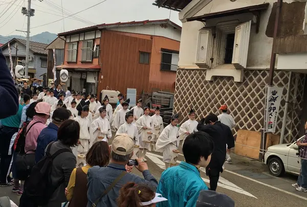 17時40分頃、花嫁さんご一行神社の前を出発