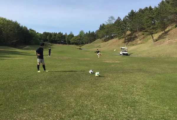 ゴルフ場でサッカー！