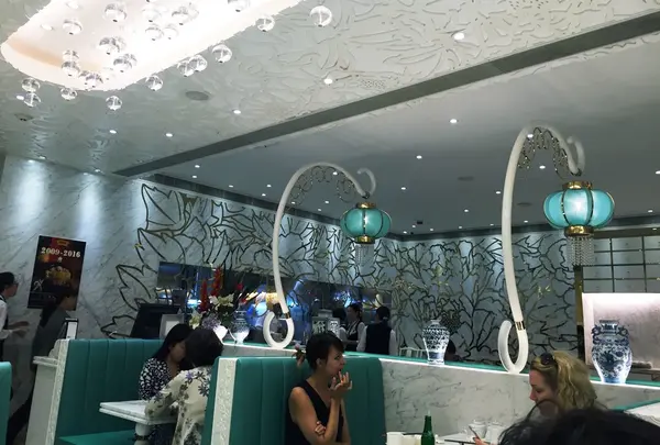 きれいな店内
