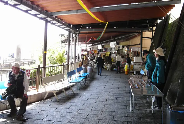 わずかに土産屋がある